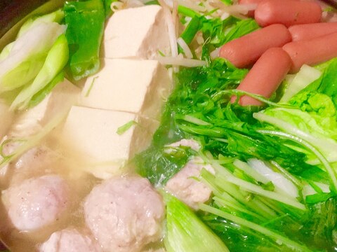 ダシダ(韓国出汁)で♩ウインナーと鶏団子のお鍋